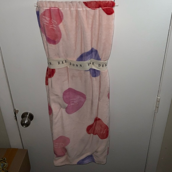 Rae Dunn Conversational Hearts Valentine’s Day Blanket / Throw - Picture 3 of 12